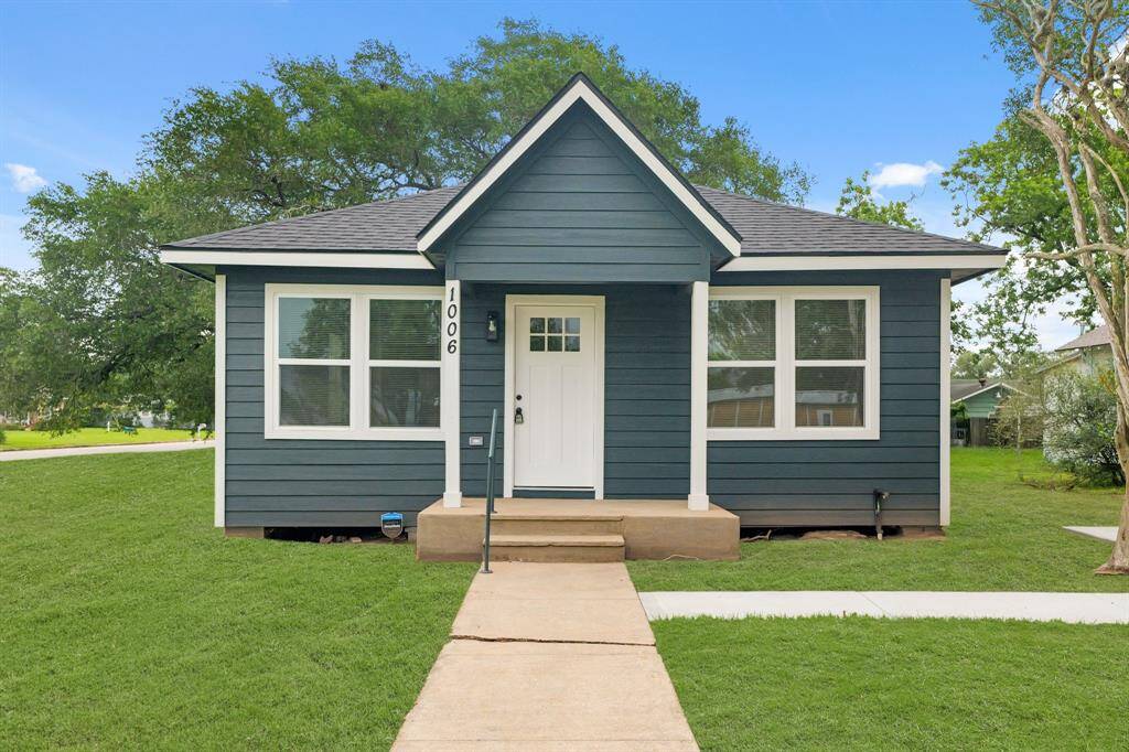 Welcome home to 1006 9th Street in the charming Hempstead!