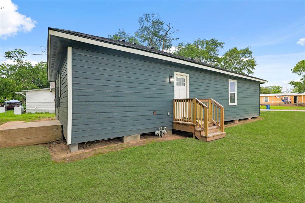 Now to the backyard space.