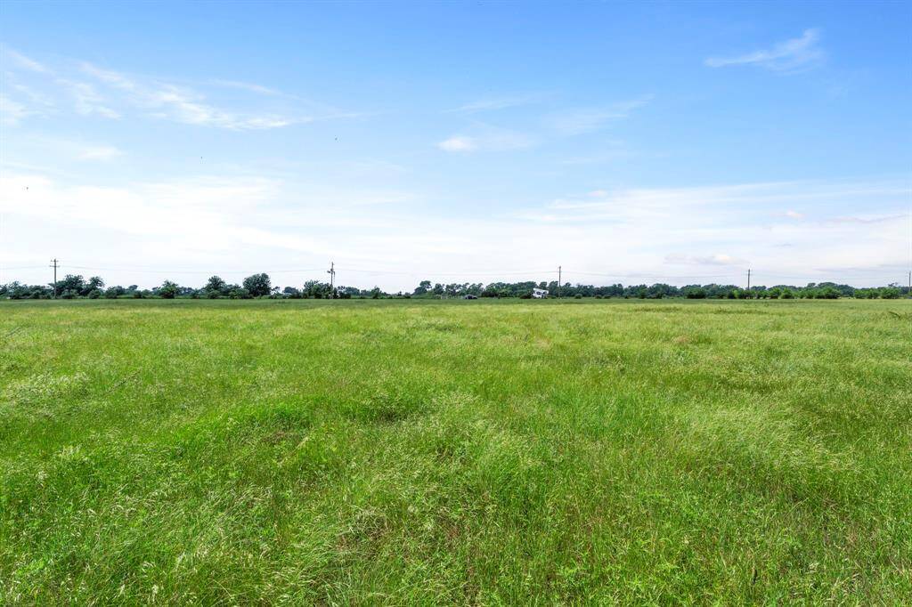 Level terrain and panoramic countryside views.