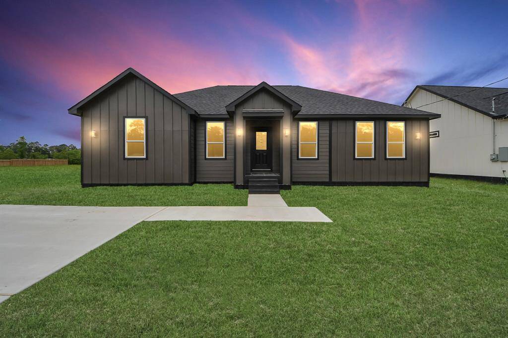 AI grass was added. There is 1/3 of grass in the front and about 1ft all around the house.