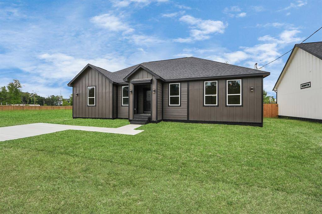 AI grass was added. There is 1/3 of grass in the front and about 1ft all around the house.