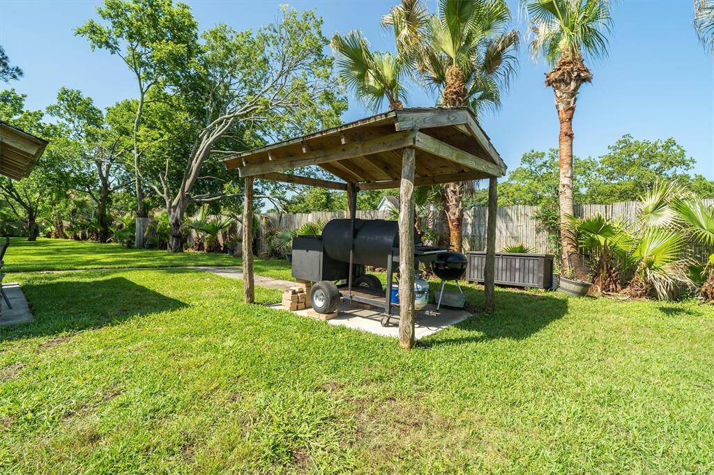 Detached covered grilling area