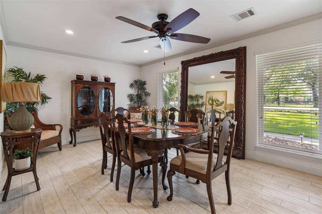 Dining room at the entryway