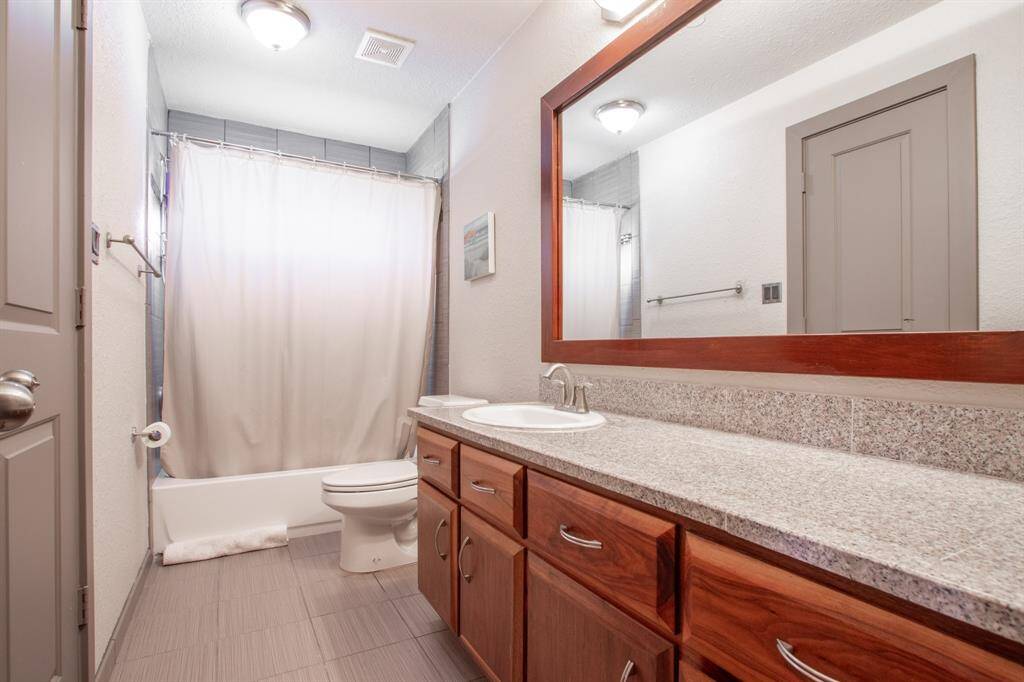 Guest bath with shower/tub combo