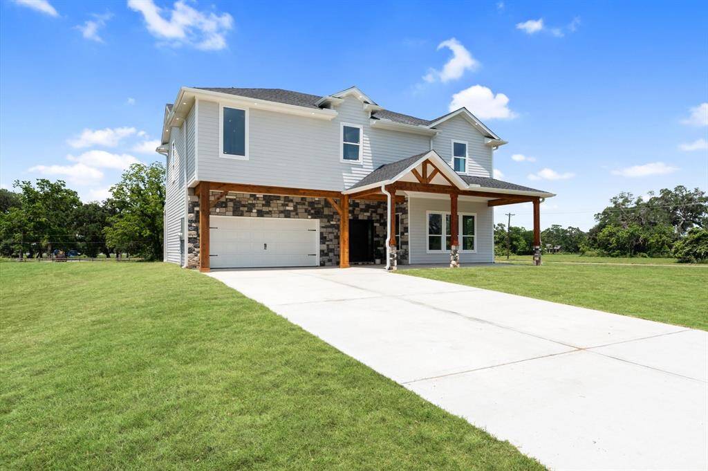 Wide driveway with ample parking space.