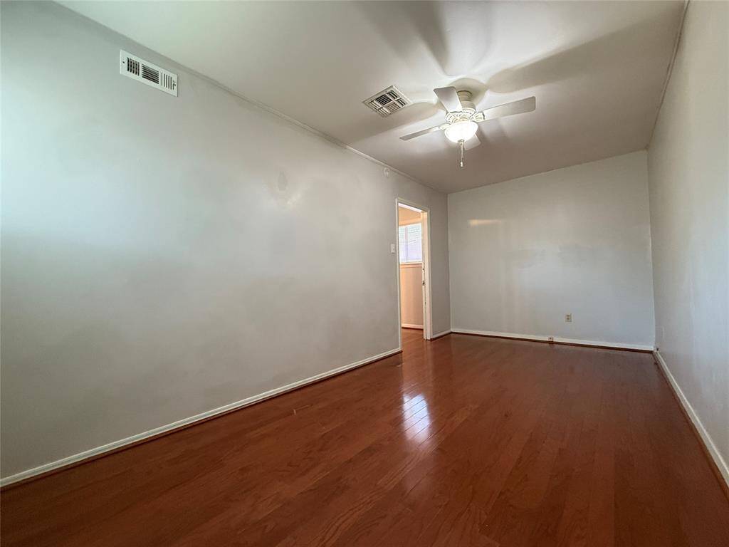 Notice, the bonus room offers a ceiling fan.
