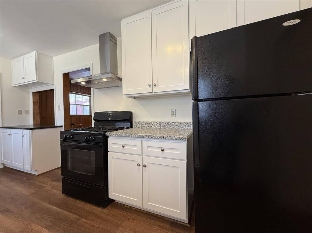 The black appliance package includes a gas range. Yes, of course the refrigerator has an ice maker! Notice the pass through bar on the left.