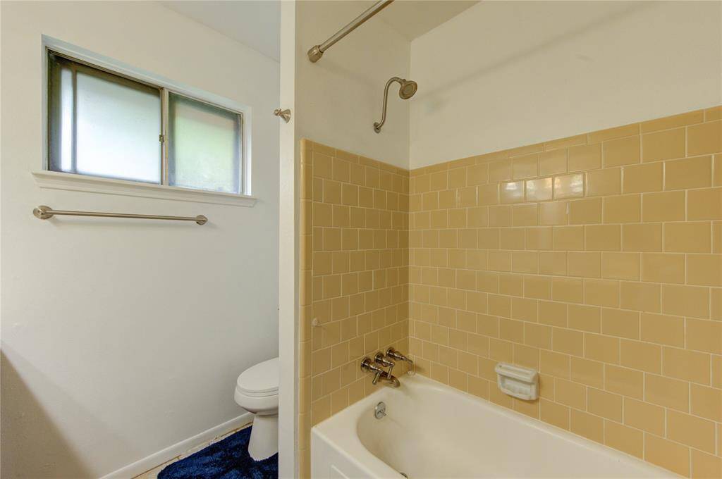 Bath/shower combo in the hall bath.