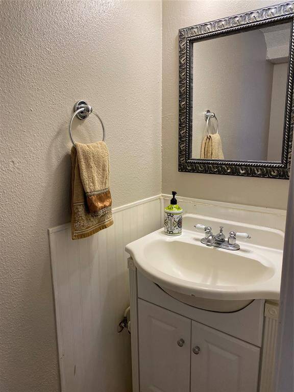 Guest bathroom (1st floor)