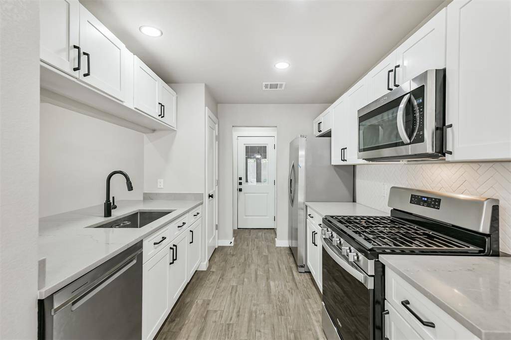 Cozy galley-style Kitchen - so light and bright!