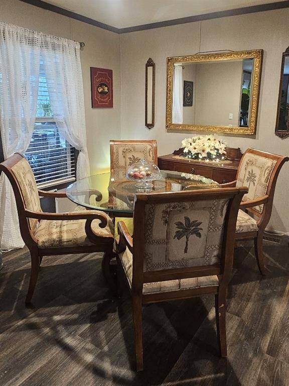 Formal dining room for great entertaininng