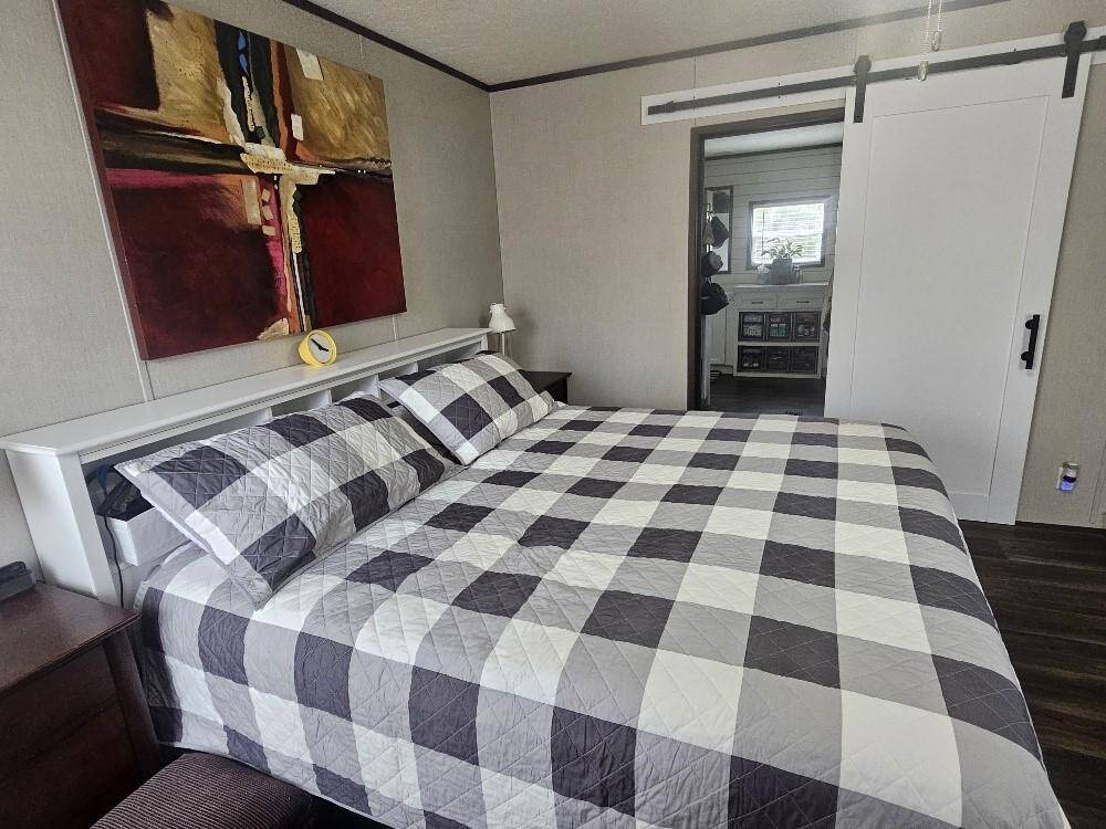 Primarybedroom has walk-in closet