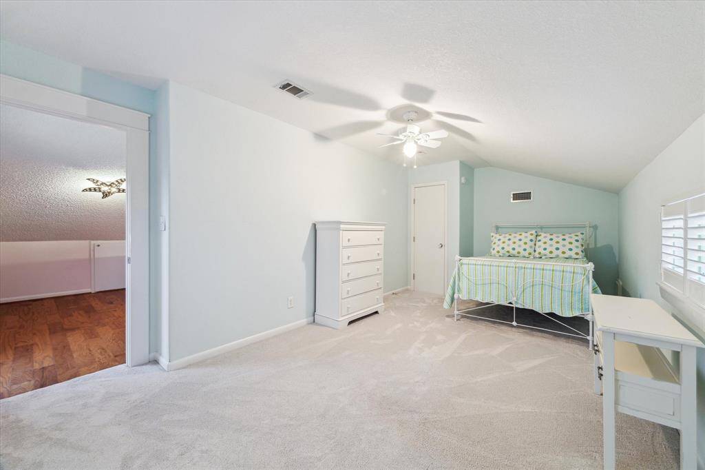 upstairs guest room can also be a mother in law area/ kids bunk room,etc
