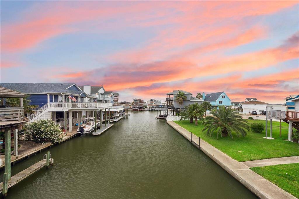 straight shot canal with beautiful views and abundance of canal fish