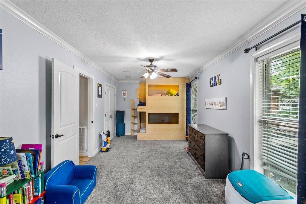 Built in bunkbeds! (they can stay or go!)