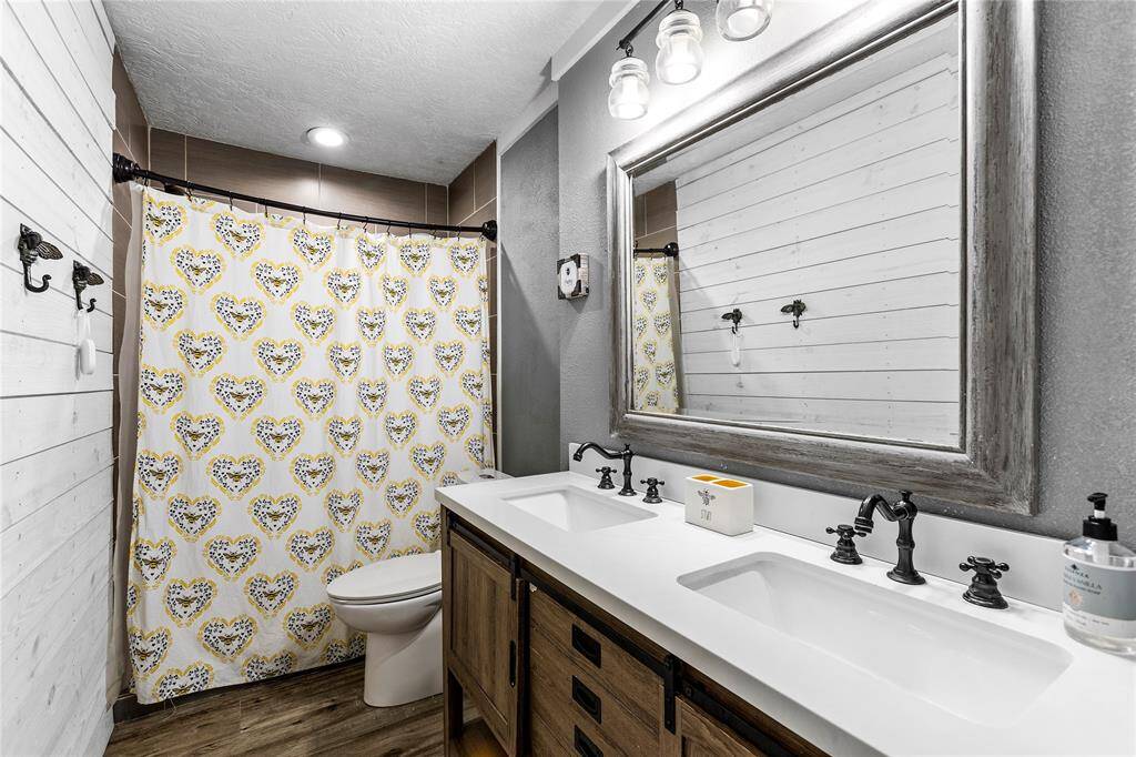 Secondary bathroom.