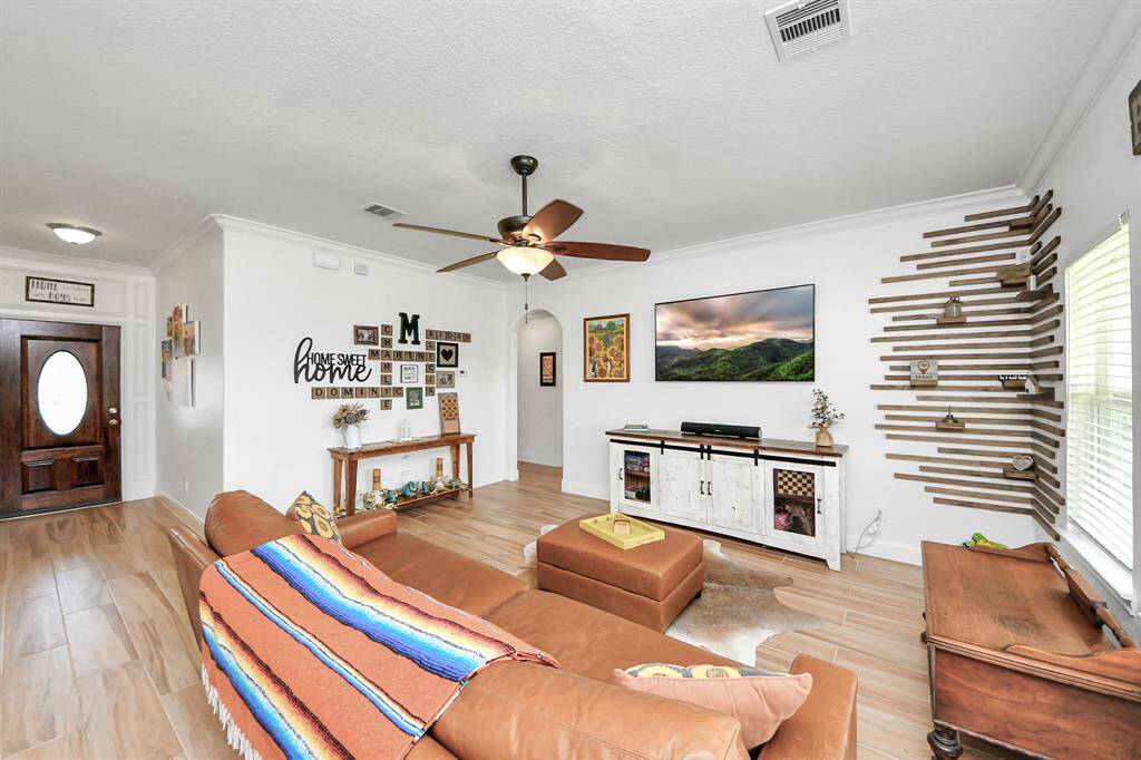 High ceilings, crown molding and updated ceiling fan