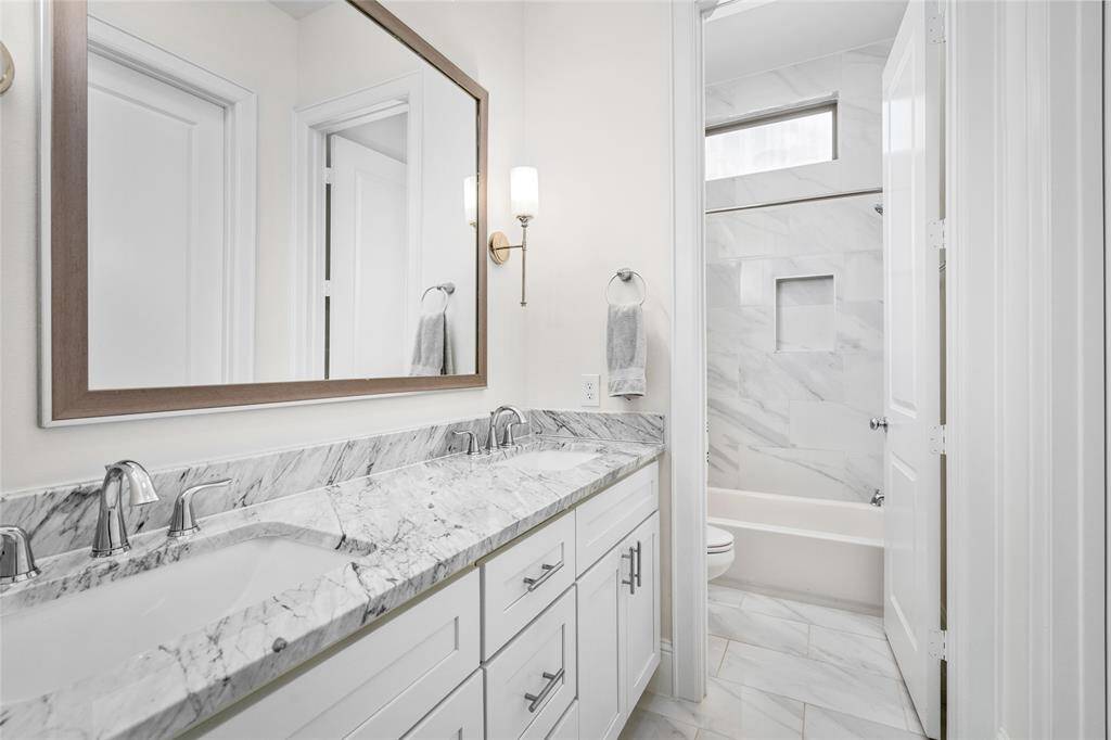 Shared ensuite bathroom for the two secondary bedrooms.