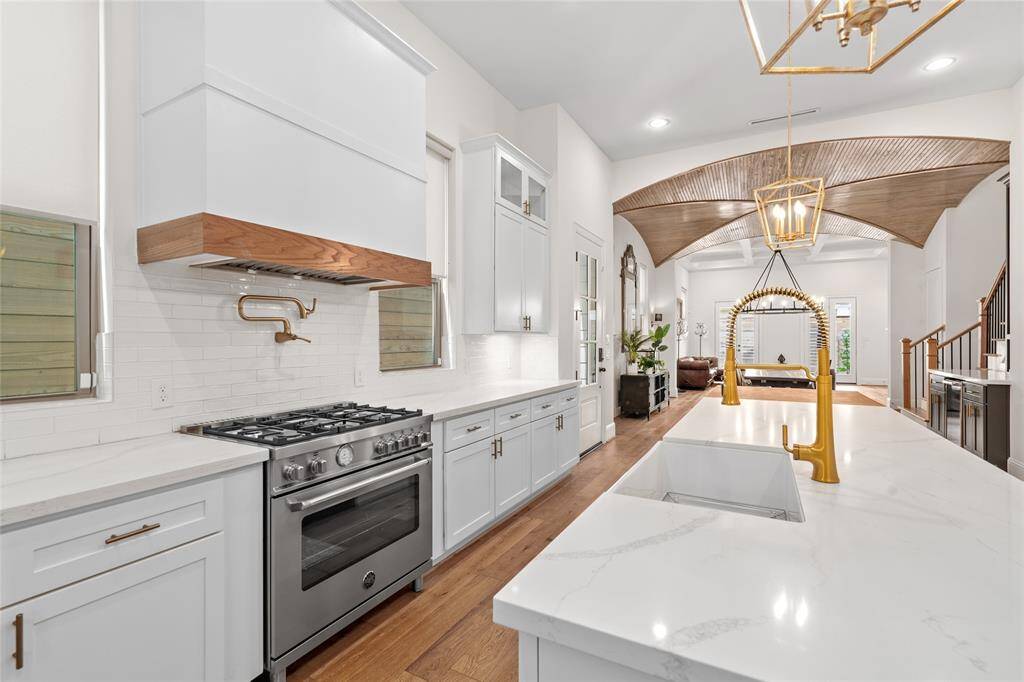 Stainless steel appliances and large gas range you'll love cooking with!