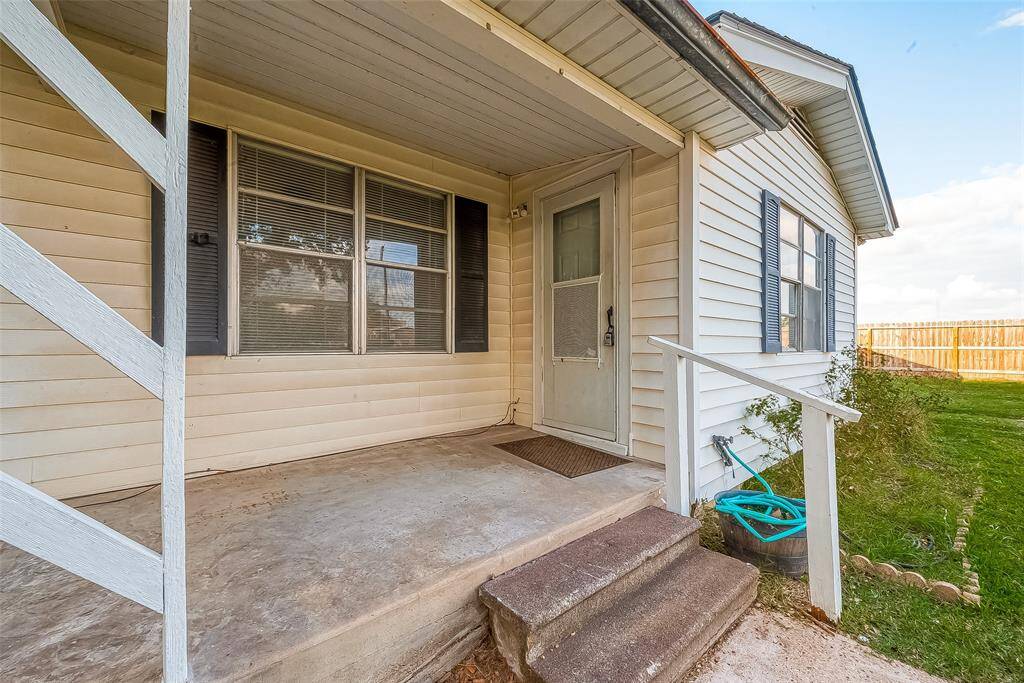 Cute front porch!