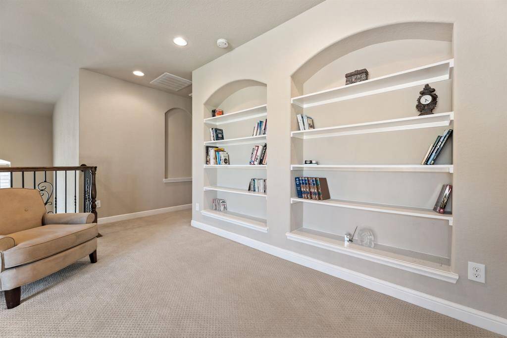 A statement feature, the twin wall niches serve as built-in display shelves, adding a custom touch to the upstairs landing.