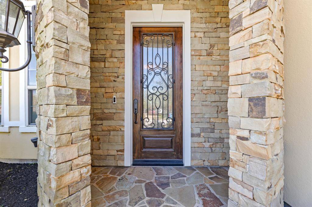 A detailed view of the beautifully framed entryway, set within a semi-enclosed circular space of intricate stonework.