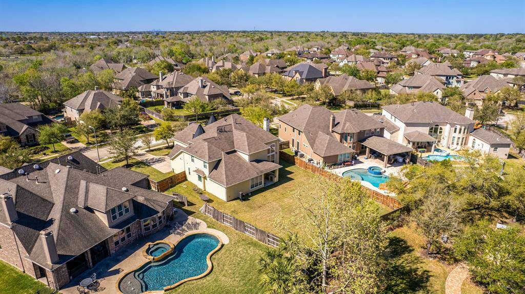 Expansive Surroundings: From above, the home’s impressive lot stands out, surrounded by tree-lined streets and stately residences.