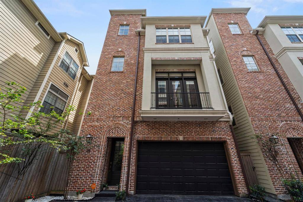 Charming brick facade with inviting gas lamp lighting. Prime Rice Military location with easy access to Downtown Houston and the Galleria! NO HOA!