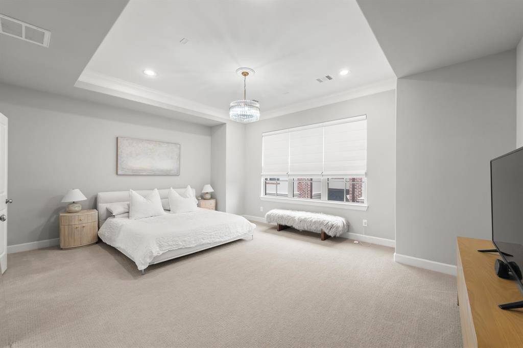 Spacious primary suite featuring a luxurious ensuite bath.