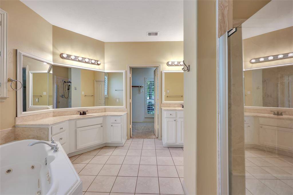 Primary en suite bath