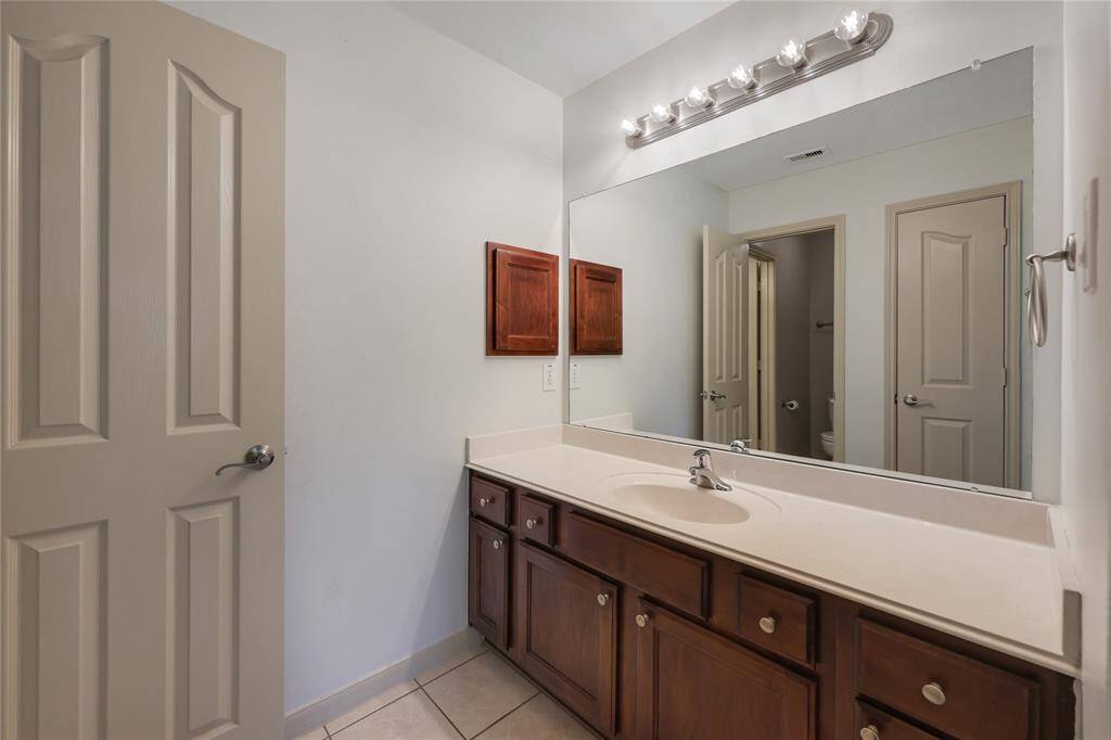 Jack & Jill bath between bedrooms 3-4