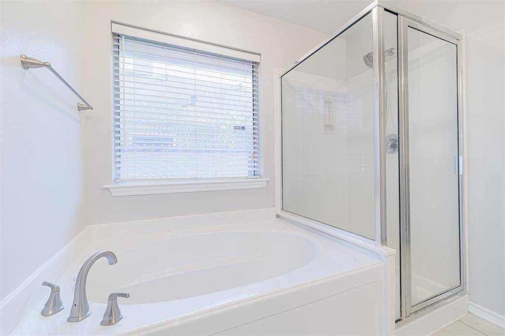 Who doesn't love a separate bath tub and shower.