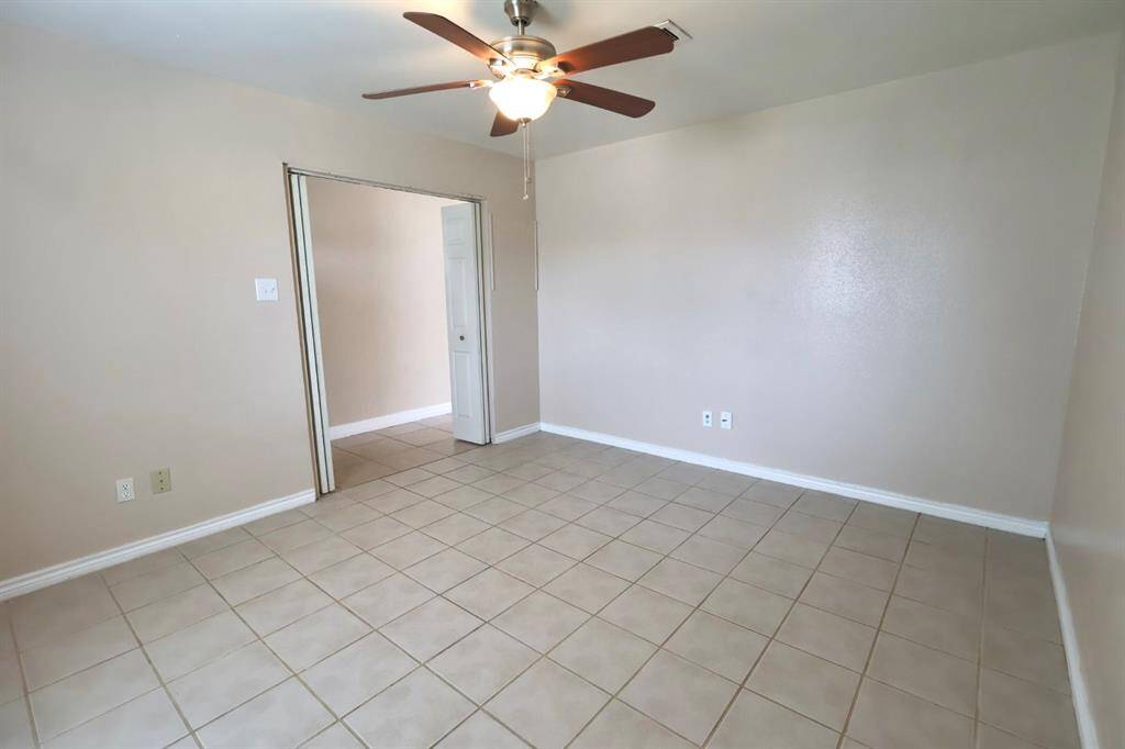 Charming office offering a spacious and well-lit environment ideal for work, creativity, or relaxation