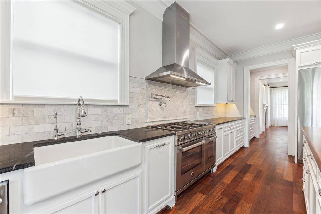 Chef’s Dream Kitchen: This sleek, gourmet kitchen is equipped with a high-end stainless steel gas range, a stunning marble backsplash, and pristine white cabinetry. Ample counter space and a seamless layout ensure an exceptional cooking and entertaining experience.