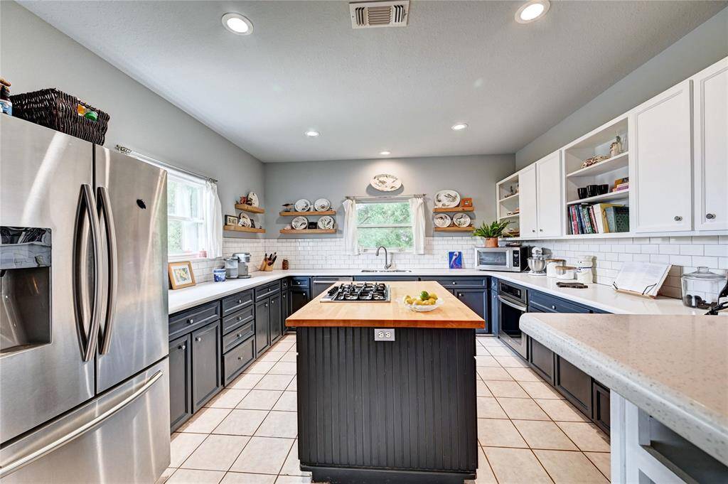 Island with gas cooktop