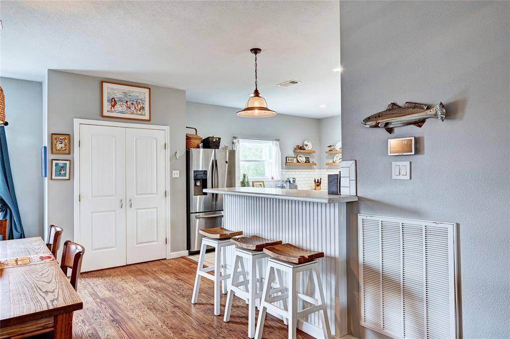 Kitchen bar.