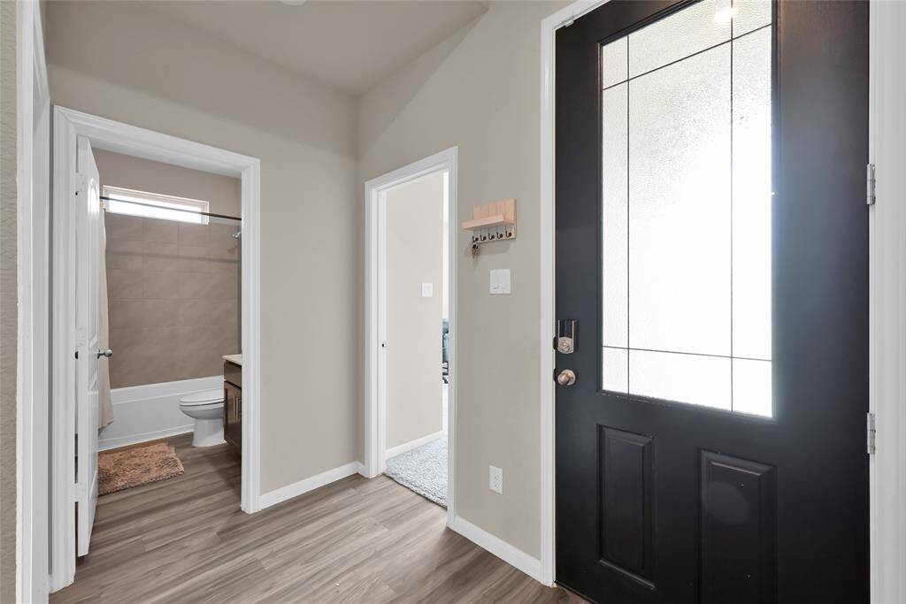 Full bathroom between the cozy front bedrooms.