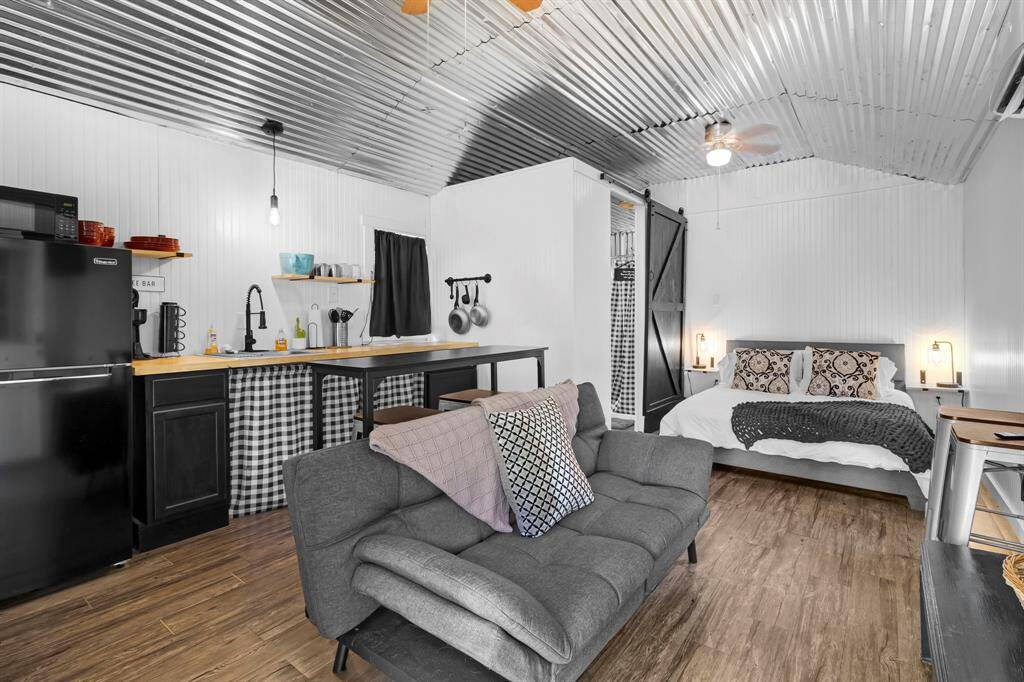 Room for relaxation with peaceful views of the surrounding forest.