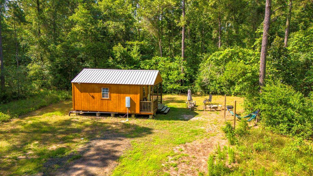 The two cabins are tucked in and separated by the gorgeous trees.