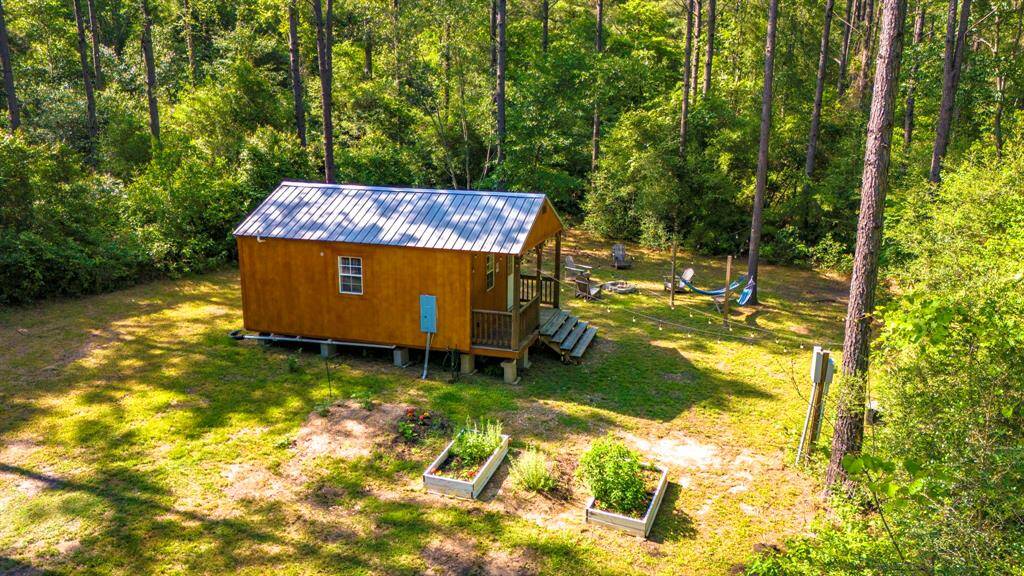 The two cabins are tucked in and separated by the gorgeous trees.