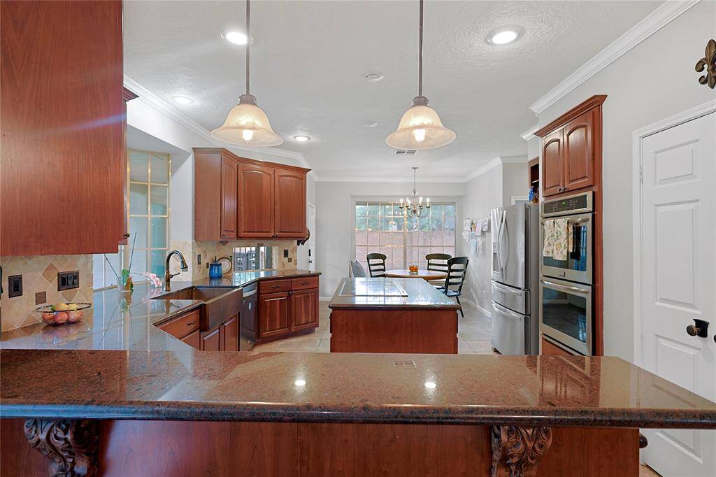 A tasteful breakfast bar seamlesslyblends practicality with style, makingit the perfect place for quick meals orsocializing while cooking.