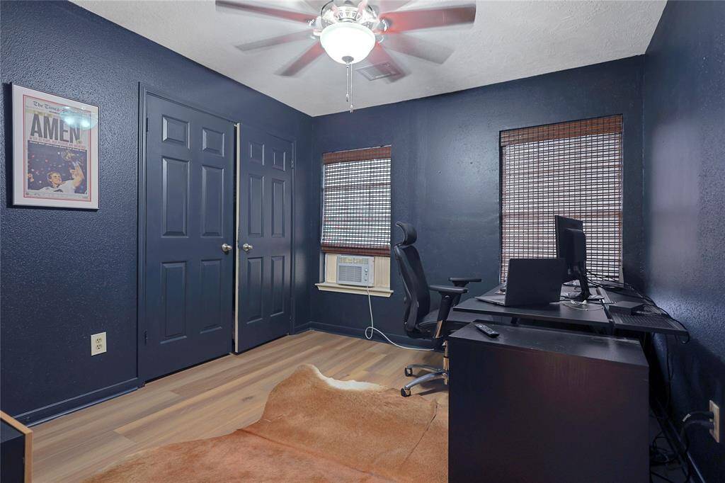 Fourth bedroom features largewindows, custom paint, and a ceilingfan.