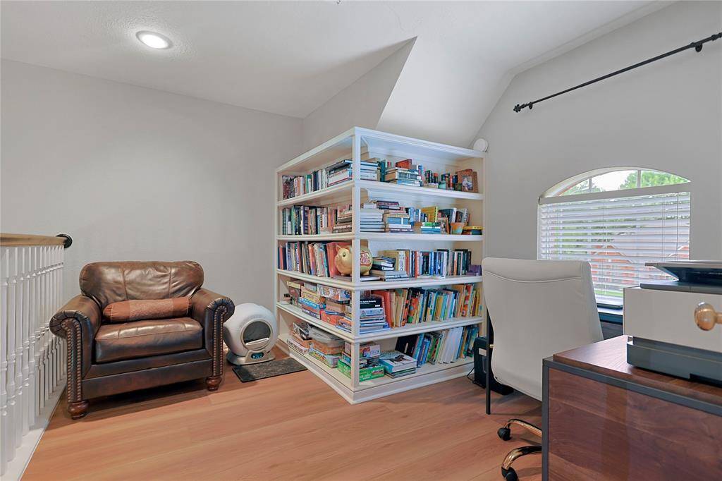 The upstairs game room area can beused for working from home andfeatures a large arched window andrecessed lighting.