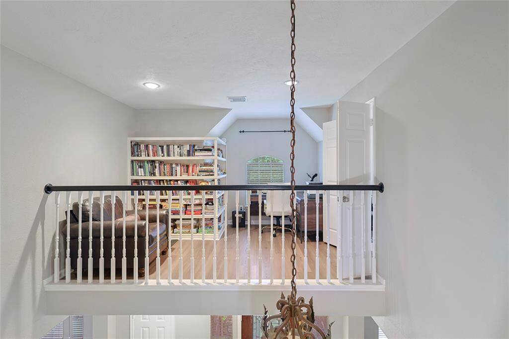 The upstairs game room area can beused for working from home andfeatures a large arched window andrecessed lighting.
