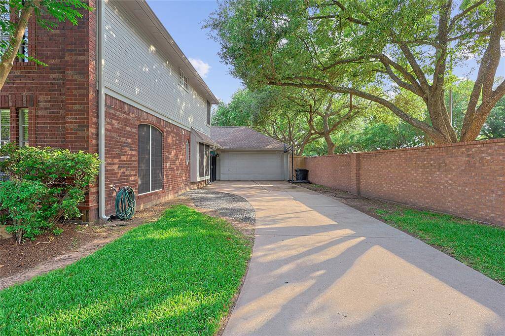 The long driveway leads to thegarage.