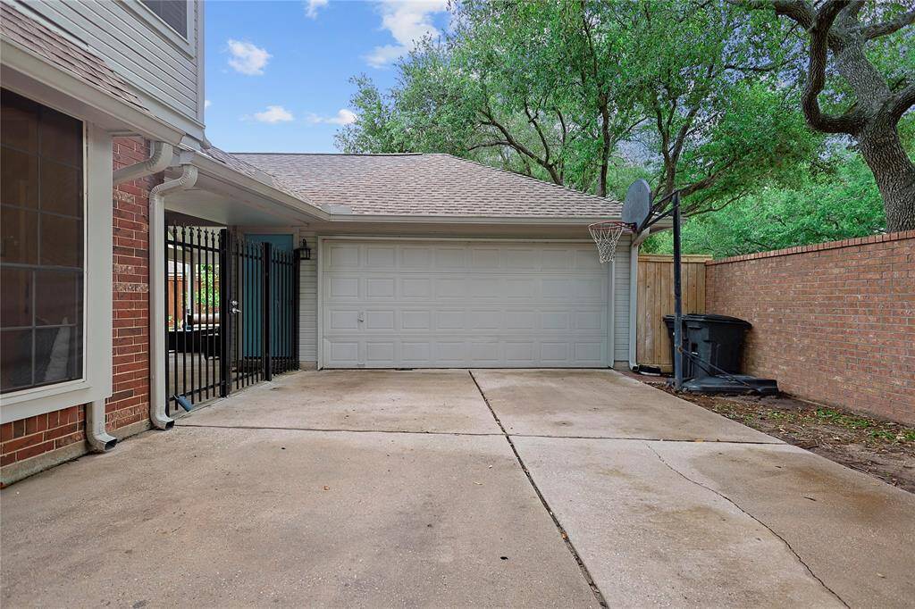 The long driveway leads to thegarage.