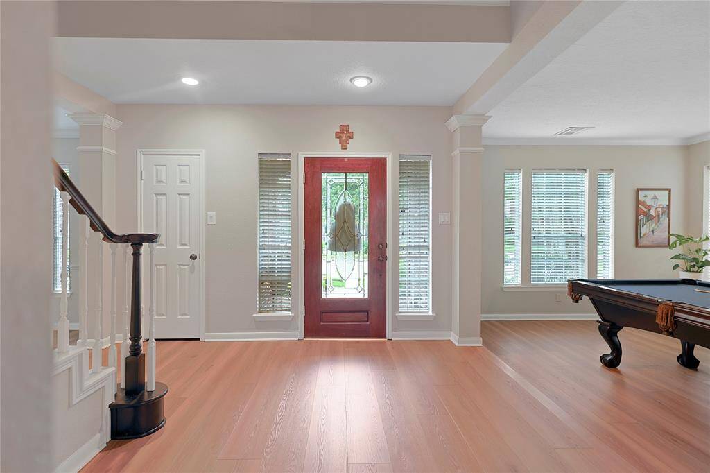 Step into luxury and warmth as youenter this home, where an expansiveand inviting entryway sets the tonefor a grand living experience.