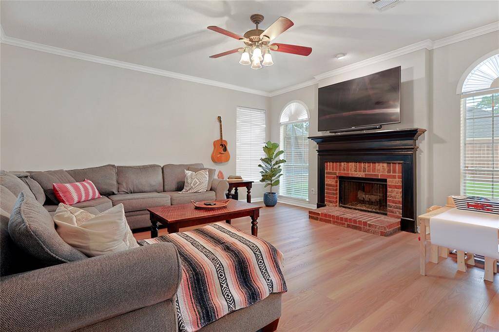 Welcome to a living room thateffortlessly combines comfort andstyle.