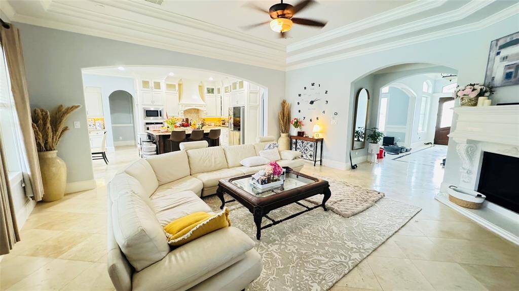 View family to kitchen