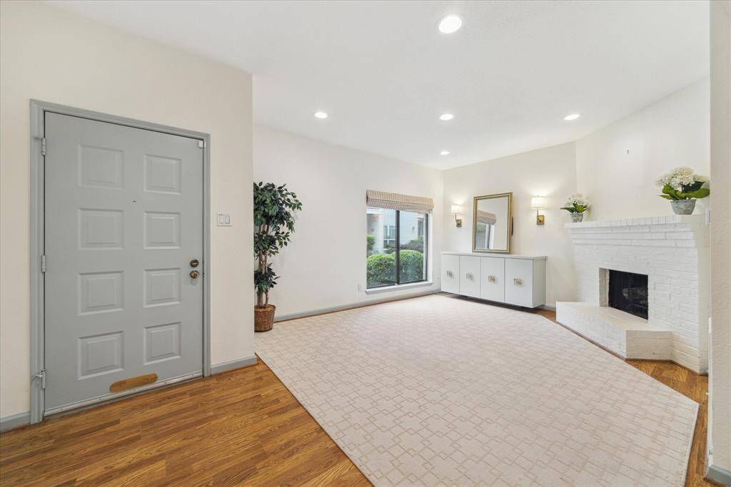 Aida Younis Team presents 1330 Augusta Dr #6